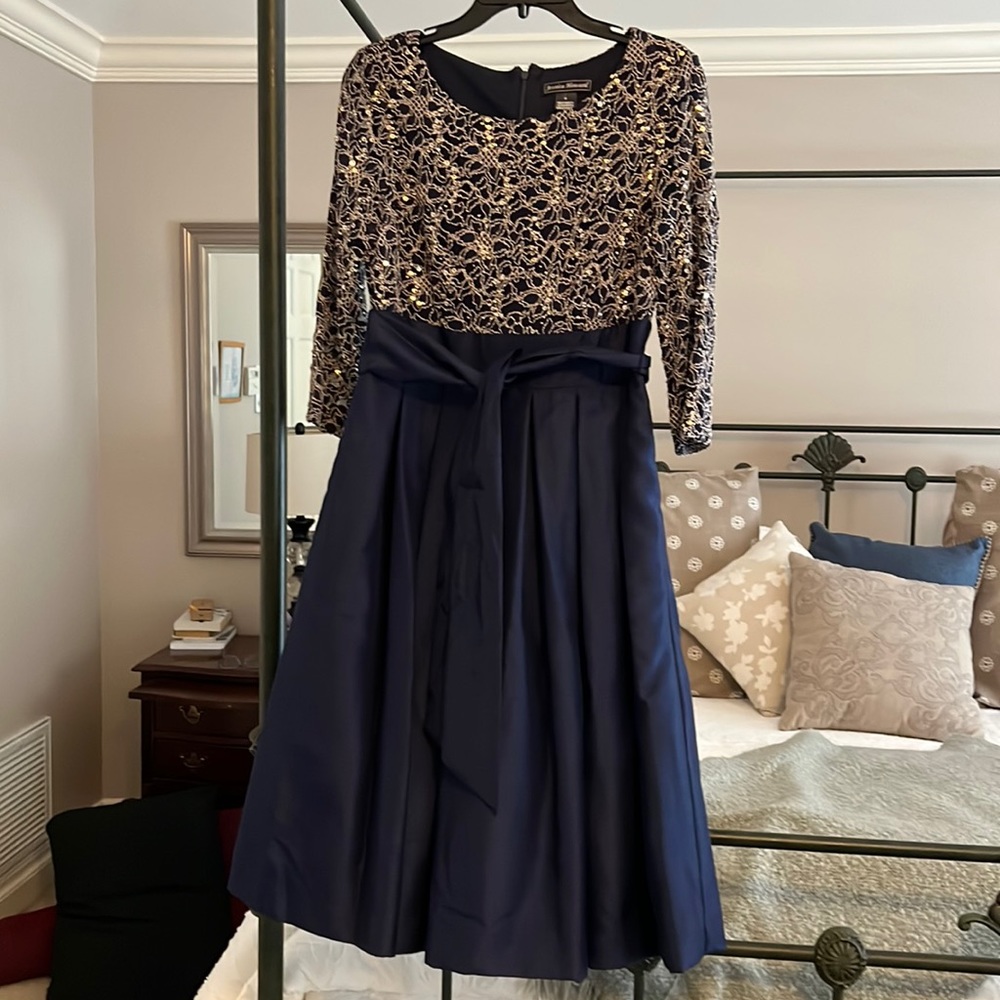 Tea length navy and gold evening dress. Jessica Howard. Size 6.